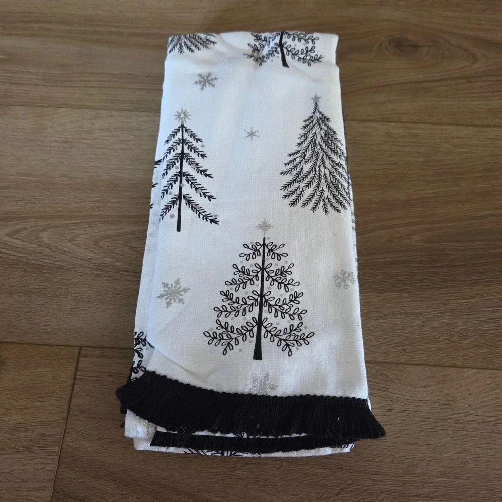 The Farm House by Rachel Ashwell Xmas Towels Black White Trees‎ Snowflake NEW